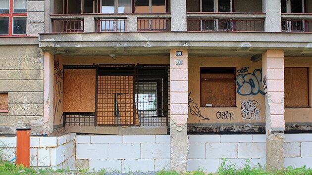 Rekonstrukci nkdejho interntu v Komenskho ulici zbrzdila patn statika strop, je hrozily zcenm.