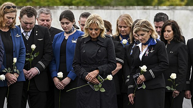 Prvn dma USA Jill Bidenov se astn minuty ticha s leny Asociace letuek po slavnostnm ceremonilu k 21. vro teroristickch tok z 11. z. (11. z 2022)