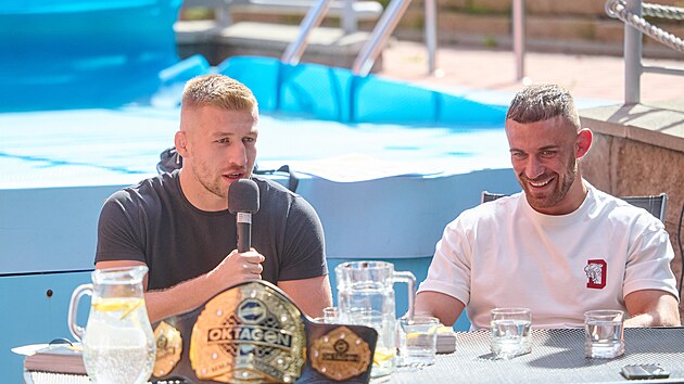 Zástupci Octagonu MMA David Kozma (vlevo) a Ondřej Raška besedovali s žáky zlínské speciální školy o šikaně. (září 2022)