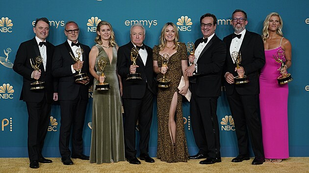 Lorne Michaels (uprosted) a tb, vtz ceny za skeov seril Saturday Night Live na 74. ronku pedvn cen Emmy (12. z 2022)