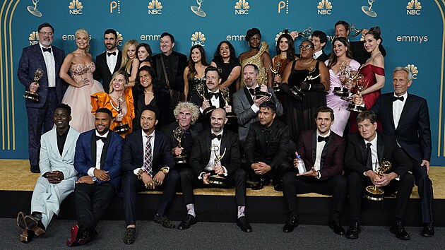 Herci a tb komedilnho serilu Ted Lasso se sokou Emmy na 74. udlen cen v Los Angeles (12. z 2022)