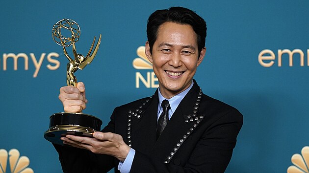Cenu Emmy za hlavn hereck vkon v kategorii mu zskal herec Lee Jung-jae za seril Hra na olihe. (12. z 2022)