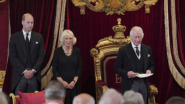 Princ William, krlovna cho Camilla a krl Karel III. pi oficilnm jmenovn panovnka v palci svatho Jakuba (Londn, 10. z 2022)