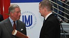 Princ Charles v kampusu brnnské Masarykovy univerzity (vpravo rektor MU v Brn...