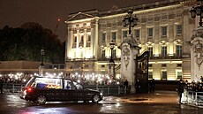 Pohební vz s rakví královny Albty pijídí do Buckinghamského paláce v...