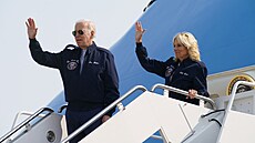 Joe Biden a první dáma Jill Biden mávají z Air Force One pi odletu do Londýna....