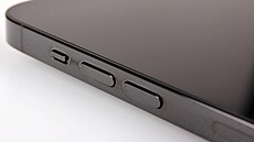 Home tlačítko z iPhonů zmizelo, boční mechanická tlačítka však přežívají. Zatím. Home tlačítko z iPhonů zmizelo, boční mechanická tlačítka však přežívají. Zatím.