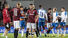 Fotbalisté Sparty a Ostravy po konci vzájemného duelu. Fotbalisté Sparty a Ostravy po konci vzájemného duelu.