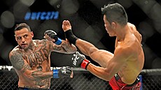 MMA zápasník Daniel Rodriguez kryje kop Li ing-lianga v kleci UFC.