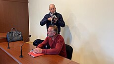 Martinu H. z Klatovska (sedící) hrozilo za podvod s prodejem pozemků až... Martinu H. z Klatovska (sedící) hrozilo za podvod s prodejem pozemků až...