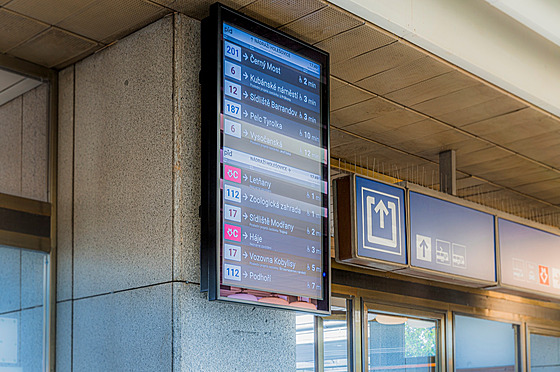 Nový LCD panel s odjezdy linek metra, bus a tramvají v Holeovicích
