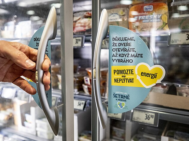 Kromě potravin se snaží v prodejně upozorňovat také na zbytečné plýtvání...
