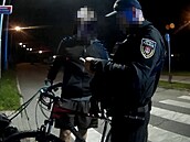 Strážníci muže se psy zastavili na cyklostezce v ulici J. Boreckého. Strážníci muže se psy zastavili na cyklostezce v ulici J. Boreckého.