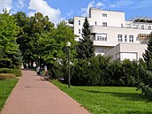 Nyní je za hlavní budovou nemocnice v Havlíčkově Brodě park se stromy a keři.... Nyní je za hlavní budovou nemocnice v Havlíčkově Brodě park se stromy a keři....