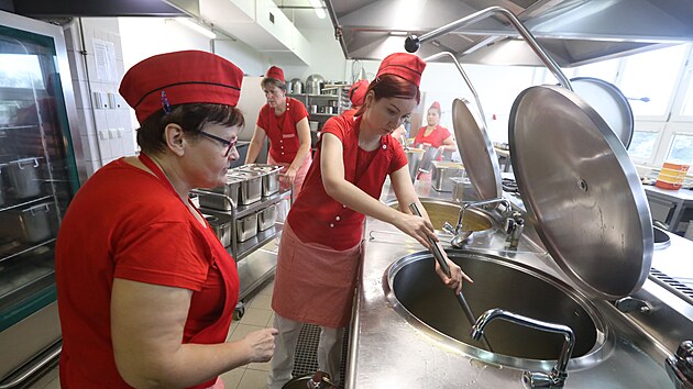 Školní jídelna v Kojetíně vaří podle receptů babiček.