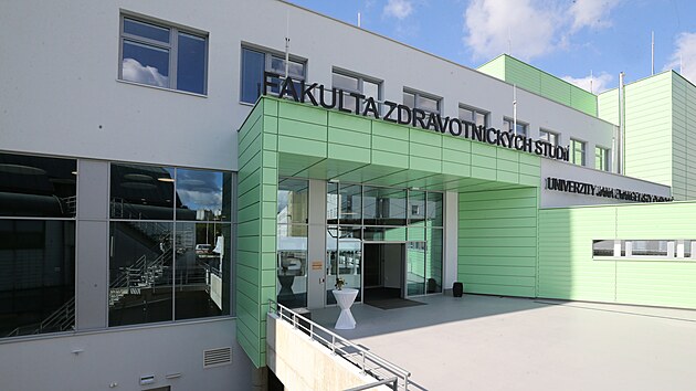 Nové sídlo pro fakultu, která letos slaví 10. výročí založení, začala budovat univerzita před dvěma lety. Celá stavba i s vybavením vyšla na více než 475 milionů korun.