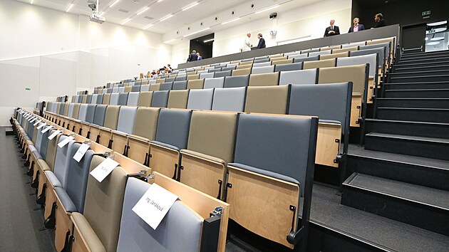 Studenti mají nově k dispozici i velkou multifunkční přednáškovou aulu s kapacitou 326 míst či středně velký přednáškový sál pro 151 posluchačů.