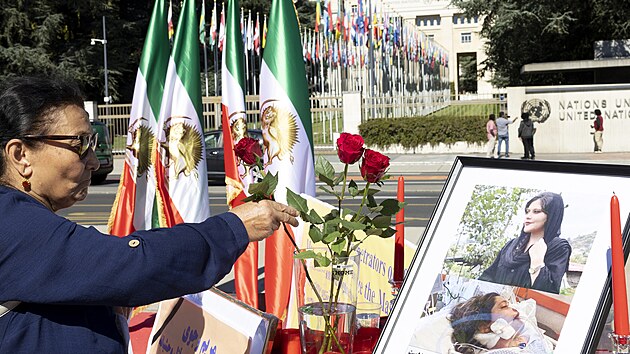 Íránci protestují proti vládě poté, co v policejní vazbě zemřela mladá Mahsá Amíníová. Demonstrace se konají i za hranicemi Íránu, tento snímek pochází ze švýcarské Ženevy. (20. září 2022)