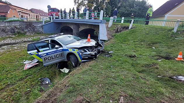 Policista při pronásledování auta dostal smyk a skončil v Čejeticích v potoce. Policista při pronásledování auta dostal smyk a skončil v Čejeticích v potoce.