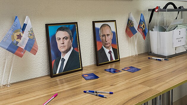 Portrty vdce samozvan Luhansk lidov republiky Leonida Pasenika a ruskho prezidenta Vladimira Putina vystaven  vedle mobiln volebn urny v porodnici ve vchodn Ukrajin. (25. z 2022)