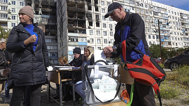 Lid hlasuj v improvizovanm volebnm stnku v ruskm referendu o pipojen samozvan Donck lidov republiky k Rusku. (24. z 2022)