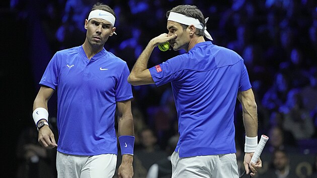 Roger Federer (vpravo) a Rafael Nadal v duelu s prem Jack Sock, Frances Tiafoe.