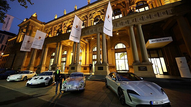 Auta nmeck znaky Porsche stoj ped budovou frankfurtsk burzy ped zatkem obchodovn. (29. z 2022)