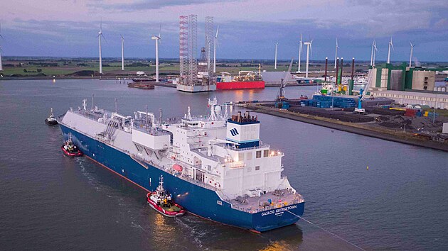 Tanker Gaslog Gergetown v nizozemském Eemshavenu