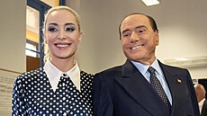 Silvio Berlusconi a jeho pítelkyn Marta Fascinaová bhem italských voleb (25....