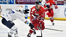 Útočník Matouš Menšík z hokejové Olomouce uniká plzeňskému Lukáši Kaňákovi. Útočník Matouš Menšík z hokejové Olomouce uniká plzeňskému Lukáši Kaňákovi.