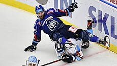 Martin Procházka z Kladna a Uvis Janis Balinskis z Liberce v souboji u... Martin Procházka z Kladna a Uvis Janis Balinskis z Liberce v souboji u...