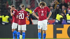 Zklamaní čeští fotbalisté po vysoké prohře s Portugalskem v Lize národů. Zklamaní čeští fotbalisté po vysoké prohře s Portugalskem v Lize národů.