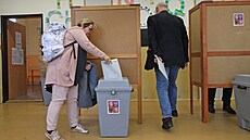 Komunální volby v okrsku 15 018 na základní škole Zdeňka Škarvady v Ostravě... Komunální volby v okrsku 15 018 na základní škole Zdeňka Škarvady v Ostravě...