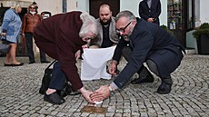 Stolpersteine ve Frýdku-Místku odhalili Milena Slaninová, předsedkyně Židovské... Stolpersteine ve Frýdku-Místku odhalili Milena Slaninová, předsedkyně Židovské...