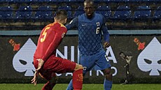 Finský reprezentant Glen Kamara (vpravo) bráněný Černohorcem Igorem Vujačičem. Finský reprezentant Glen Kamara (vpravo) bráněný Černohorcem Igorem Vujačičem.
