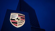 Logo automobilky Porsche svítí ve svém rodném mst Stuttgartu. (29. záí...