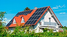 Instalace fotovoltaických elektráren v Česku zažívá boom. Není se čemu divit,... Instalace fotovoltaických elektráren v Česku zažívá boom. Není se čemu divit,...