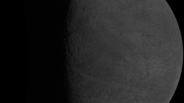 Ledem pokryt povrch Jupiterova msce Europa zachytila sonda Juno pi prletu 29. z 2022.