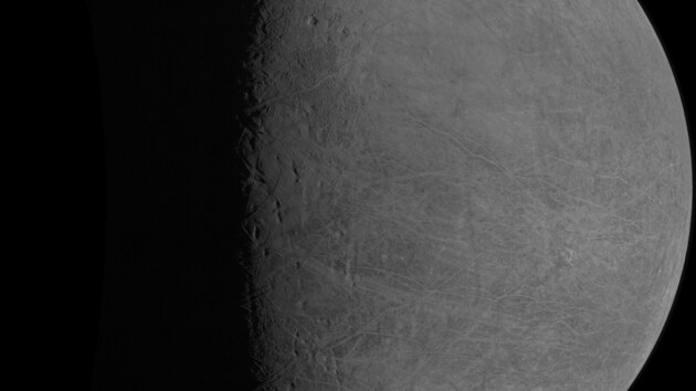 Snmek Jupiterova msce Europa zachycen sondou Juno pi prletu 29. z 2022