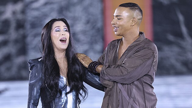 Zpvaka Cher a nvrh Olivier Rousteing na pehldce znaky Balmain (Pa, 28. z 2022)