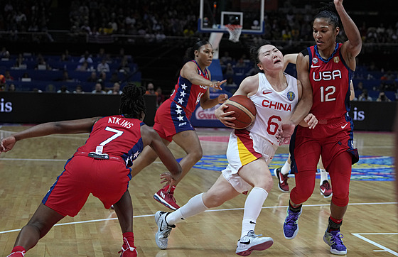 Americká basketbalistka Alyssa Thomasová (vpravo) brání íanku Wu Tongtong.