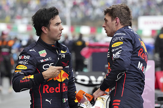 Vlevo Sergio Pérez, vpravo Max Verstappen.