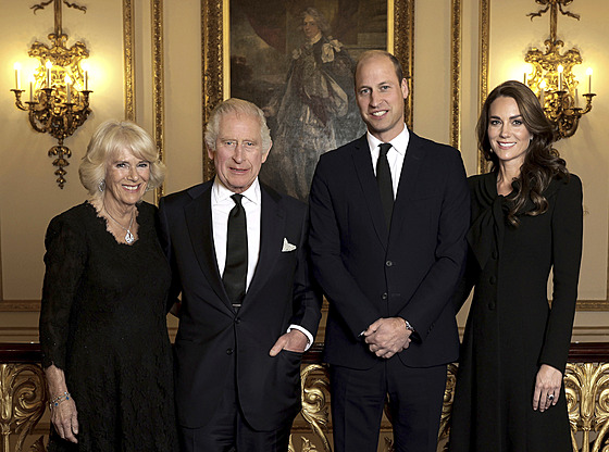 Královna cho Camilla, král Karel III., princ William a princezna Kate na...