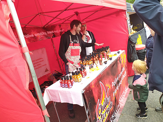 <p>V holešovické tržnici se v sobotu koná Chilli fest. Součástí je i dřevorubecká show. </p>