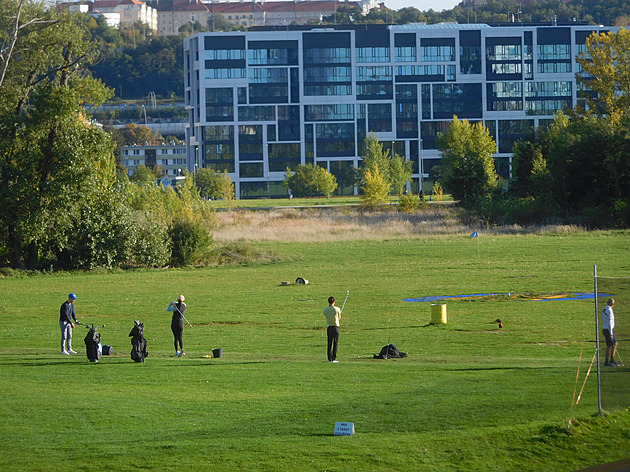 <p>Hned vedle Libeňského mostu, v zeleni a za sluníčka, trénují golf všechny věkové kategorie.</p>