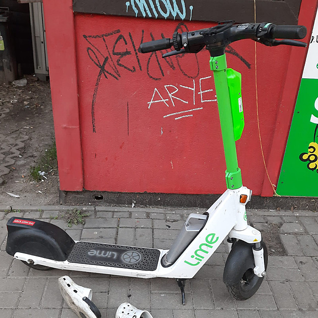 <p>Dnes ráno na stanici autobusu, zřejmě nová forma koloobuvi.</p>