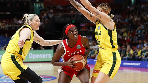 Kanadsk basketbalistka Laeticia Amihereov mezi australskou dvojic Cayla Georgeov (vpravo) a Lauren Jacksonov.