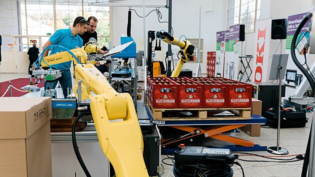 Balicí linka na balení piva do dárkových krabic je k vidění na Mezinárodním strojírenském veletrhu v Brně v roce 2023.