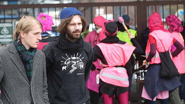 Ekologičtí aktivisté v sobotu ráno pronikli do areálu koksovny v Ostravě, další aktivisté jsou před areálem. (8. října 2022)