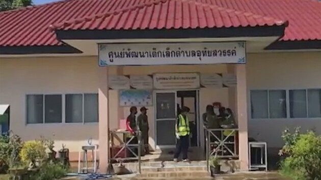 Nkolik destek lidi, zejmna dt, zahynulo pi stelb v zazen pe o dti v Thajsku. (6. jna 2022)